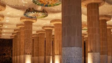 Sala Hipòstila del Park Güell il·luminada