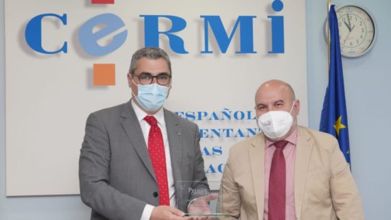 Joan Ramon Riera, president de l'IMPD, recollint el premi del CERMI.