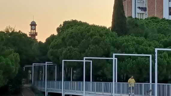Parc del Clot al matí, amb el rellotge de la Seu del Districte de Sant Martí al fons