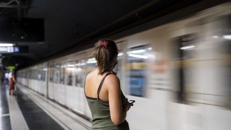 Persona esperant que s'aturi el metro