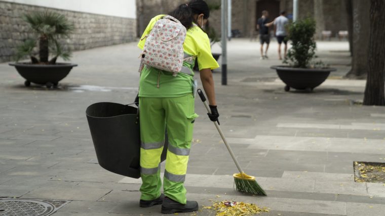 Activado el refuerzo de retirada de hojas secas en la calle | Info Barcelona | Ayuntamiento Barcelona