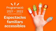 Sobre fons taronja en color blanc: Programació d'Espectacles Familiars Accessibles 2025. A la dreta, una mà amb titelles a cada dit.