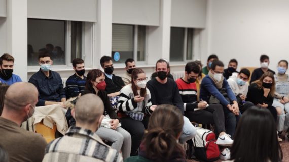 Alumnes de l'ETSEB i l'ETSAB a la sessió 'Entitats a l'aula'.