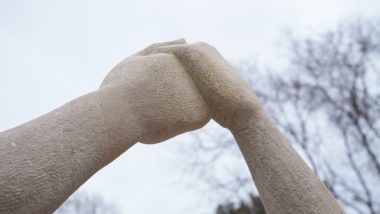 Detall d'un conjunt de mans reparat de l'escultura "La Sardana"