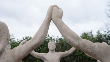 Detall d'un conjunt de mans reparat de l'escultura "La Sardana"