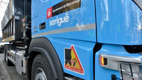 Vehicle municipal amb la senyal d'angles morts