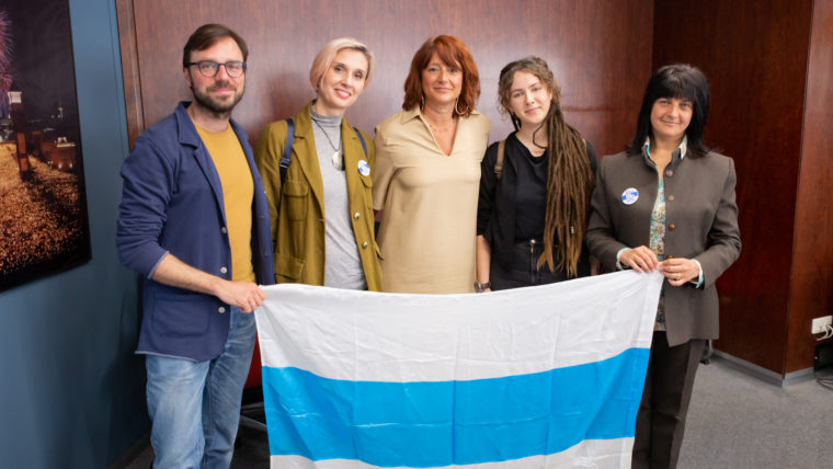 Laia Bonet amb representants de la comunitat russa a Barcelona.