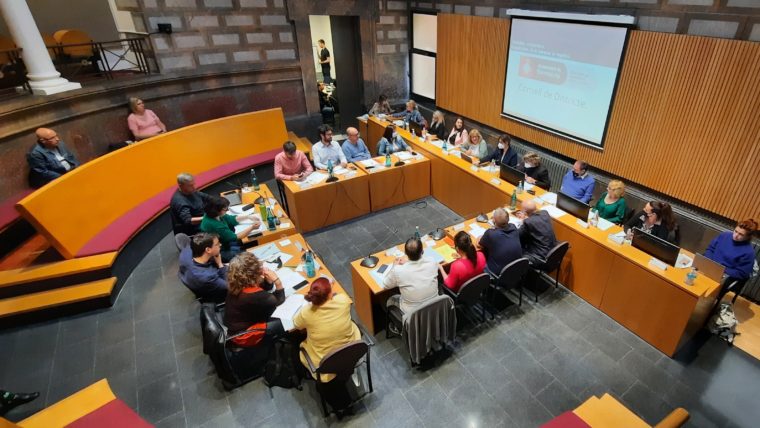 Perspectiva de la sala d'actes del Districte de Sant Martí durant la sessió plenàri del 4 de maig de 2022