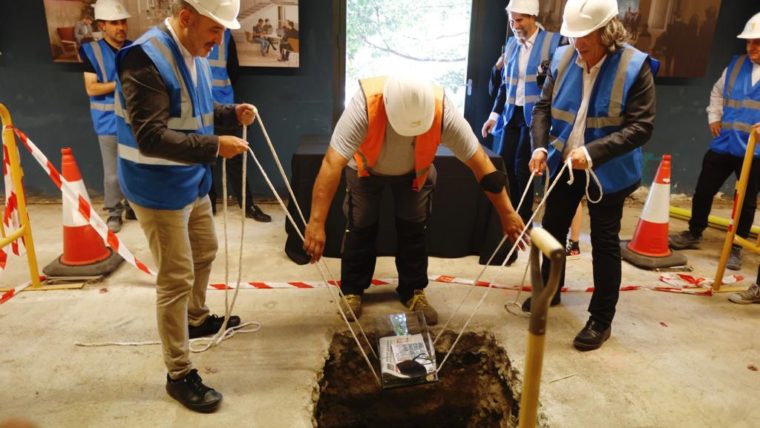 Moment de la instal·lació de la primera pedra de la rehabilitació de Palo Alto