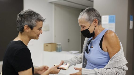 Eight families in Barcelona receive the keys to emergency housing