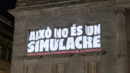 Projecció que es va fer a la façana de l’Ajuntament: “Això no és un simulacre. Declaració d’emergència climàtica” el 15 de gener de 2020.