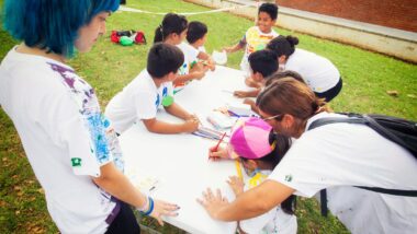 Infants jugant a activitats dinamitzades a un parc de Barcelona.