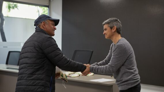 La Mesa de Emergencia entrega las llaves de viviendas a doce familias de Barcelona