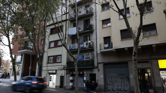 Bienvenida a los vecinos de una finca adquirida por el Ayuntamiento de Barcelona en Sant Martí