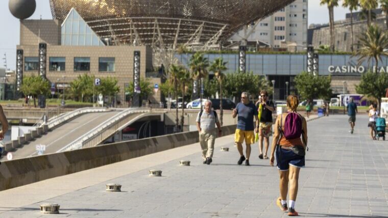 Persones passejant pel passeig Marítim