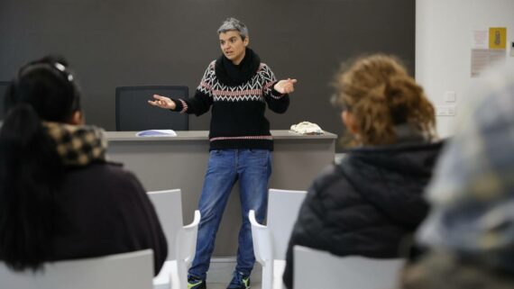 Seventeen families in Barcelona receive the keys to emergency housing