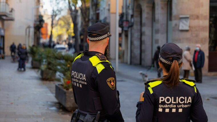 Dos agents de la Guàrdia Urbana de Barcelona