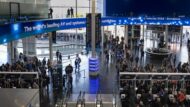 Pla general del vestíbul i les portes d'entrada de la Fira de Barcelona, ple de públic, durant la Inauguració de les fires ISE (Integrated System Europe) i l'IOTSWC.