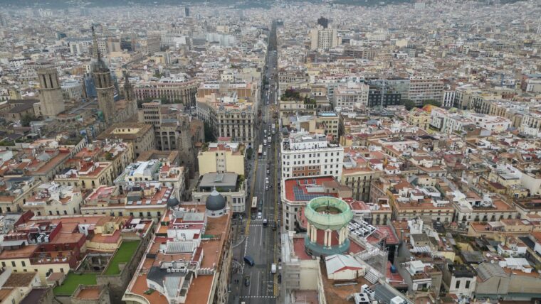 Vista aèria general de la ciutat de Barcelona i la Via Laietana. Al fons, el Tibidabo.