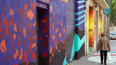 Carrer Pere IV amb els murals de La Escocesa