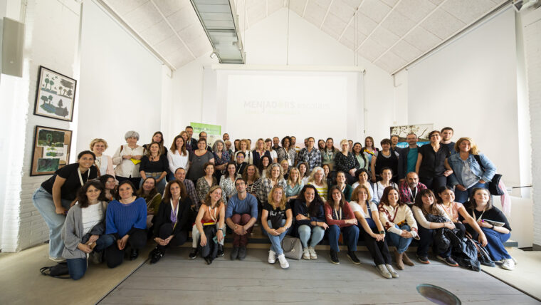 Foto de grup de les persones participen a la jornada del projecte ‘Menjadors més sans i sostenibles’