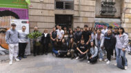 Alumnes de l'Institut Infanta Isabel d'Aragó i familiars d'Eliseu Villalba Nebot es fotografien conjuntament durant l'acte de col·locació de la llamborda