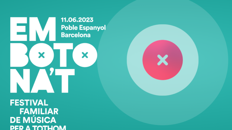 Bàner de l'Embotona't. A l'esquerra: nom, data 11.05.2023 - Poble Espanyol: Festival familiar per a tothom en lletres blanques sobre fons verd. A la dreta el logotip, una x envoltada successivament per una rodona de color rosa i vàries en diferents tonalitats de verd.