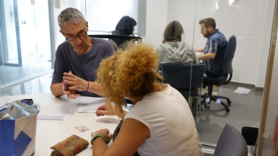 Emergency housing keys are handed over to five families in Barcelona