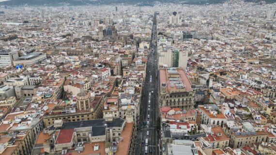 Vista aèria general de la ciutat de Barcelona i la Via Laietana.