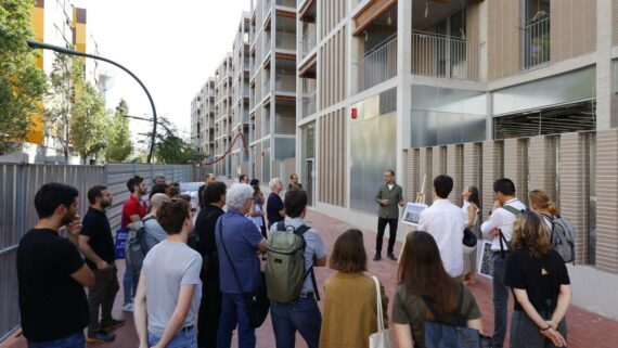 L’Ajuntament de Barcelona i la GHS visiten la nova promoció d’habitatges públics de Trinitat Nova