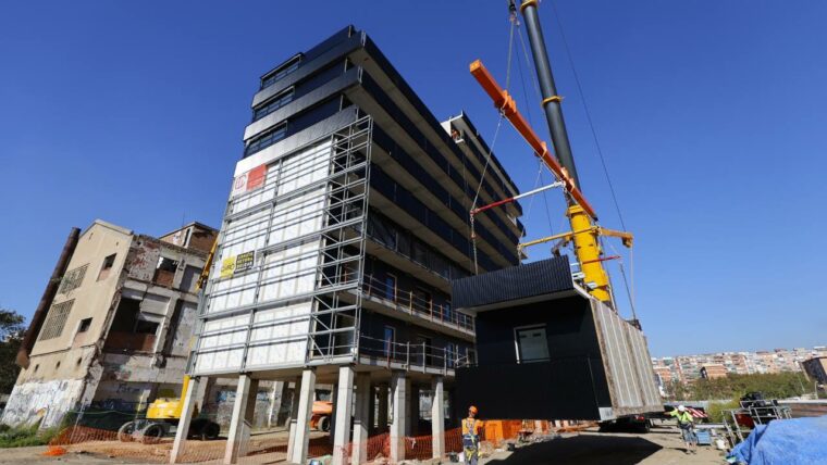 Habitatge industrialitzat al carrer del Marroc