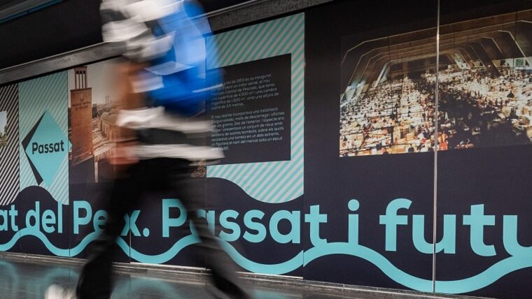 Imatge del passadís de la parada de metro Ciutadella / Vila Olímpica amb els plafons de l'exposició instal·lats (foto: TMB)