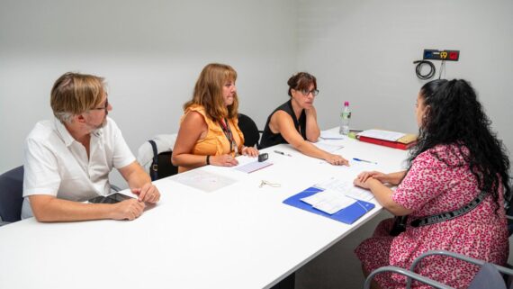 Dotze famílies signen el contracte de lloguer d’habitatges del bloc G1 de Bon Pastor 