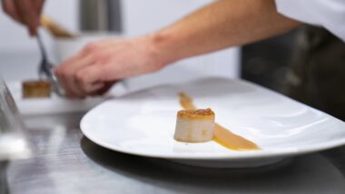 Un cuiner prepara una recepta de flam de castanya i caramel a un plat