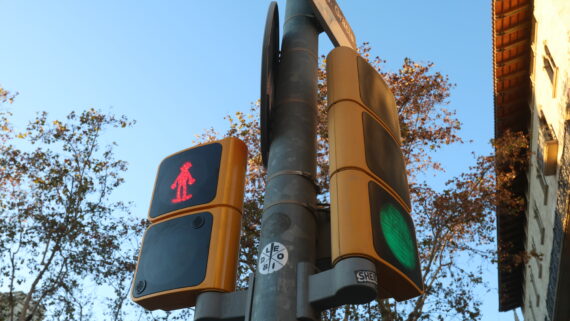 La silueta de Filemó en un dels nous semàfors de la cruïlla del passeig de Gràcia amb la ronda de Sant Pere.