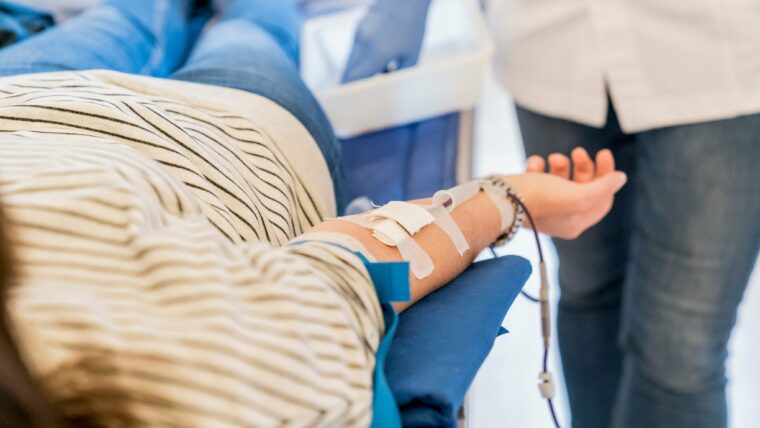 Dona estirada donant sang