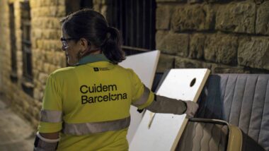 Una operaria del servei de neteja agafa una part d&#039;un moble al carrer. Foto: Elena Pastor