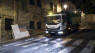 Un camió del servei de neteja aturat davant d'uns mobles vells. Foto: Elena Pastor