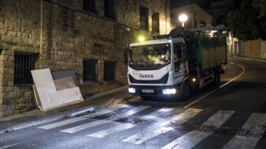 Un camió del servei de neteja aturat davant d&#039;uns mobles vells. Foto: Elena Pastor