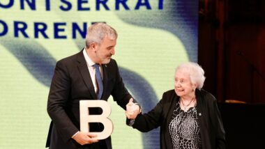L'alcalde Jaume Collboni entrega el Premi Ciutat de Barcelona 2023 de Música a Montserrat Torrent. Autora: Laura Guerrero