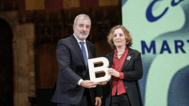 L'alcalde, Jaume Collboni, entrega el Premi Ciutat de Barcelona 2023 de Traducció Marta Pera, per 'Orlando', de Virginia Woolf. Autora: Laura Guerrero.