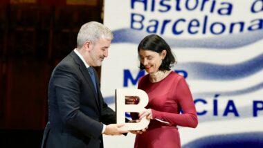 L'alcalde, Jaume Collboni entrega el Premi Ciutat de Barcelona 2023 d'Assaig a Mar Garcia Puig. Autora: Laura Guerrero.