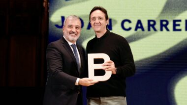 L'alcalde, Jaume Collboni, entrega el Premi Ciutat de Barcelona 2023 d'Arts Escèniques a Joan Carreras. Autora: Laura Guerrero.