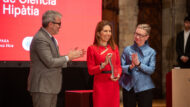 L'alcalde, Jaume Collboni, i Marja Makarow, presidenta de l’AE-BKH, lliuren el premi Hipàtia a Nuria Oliver.
