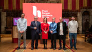Fotografia de grup amb la guardonada, Nuria Oliver, durant l'acte d'entrega del premi Hipàtia.