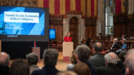 Nuria Oliver durant la seva intervenció durant l'entrega del premi Hipàtia, al Saló de Cent de l'Ajuntament de Barcelona. En primer pla es veuen algunes de les persones que han assistit a l'acte.