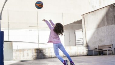 Pati escolar obert al barri durant les vacances