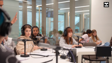 noies i nois a l'estudi de Ràdio Maconda. Activitat Aula Maconda. Biblioteca Gabriel García Márquez