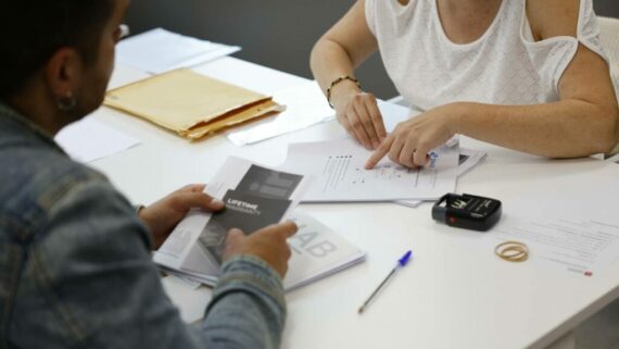 Acto de entrega de llaves de la promoción de vivienda social de Ciutat de Granada, 95