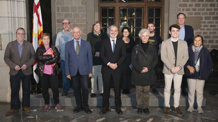 Imatge de l'alcalde Jaume Collboni amb els diversos membres de l’Ajuntament i de la comissió permanent presents a la trobada.
